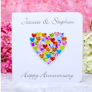 Carte d'anniversaire de mariage personnalisée - Joyeux anniversaire avec noms - Cœurs d'amour colorés de Bright Heart Design