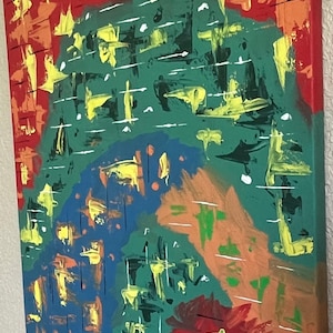 Puede incluir: Un cuadro rectangular sobre lienzo con una composici&oacute;n abstracta de bloques llamativos en rojo, verde, azul y naranja. La superficie presenta capas de pinceladas amarillas gruesas y texturizadas junto a finas l&iacute;neas negras horizontales.