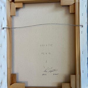 Pu&ograve; includere: Il retro di una tela rettangolare tesa su un telaio in legno chiaro. Un sottile filo metallico per appendere &egrave; fissato ai lati. Il testo scritto a mano include 16 x 20, 21.5 x 25.5, il numero 3, una firma, 2026 e il codice F0601.