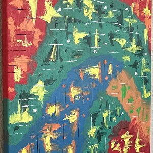 Puede incluir: Una pintura abstracta sobre un lienzo rectangular con una paleta de colores vibrantes en rojo, azul, verde y amarillo. La composici&oacute;n muestra pinceladas superpuestas, marcas de textura y finas l&iacute;neas horizontales negras sobre la superficie.