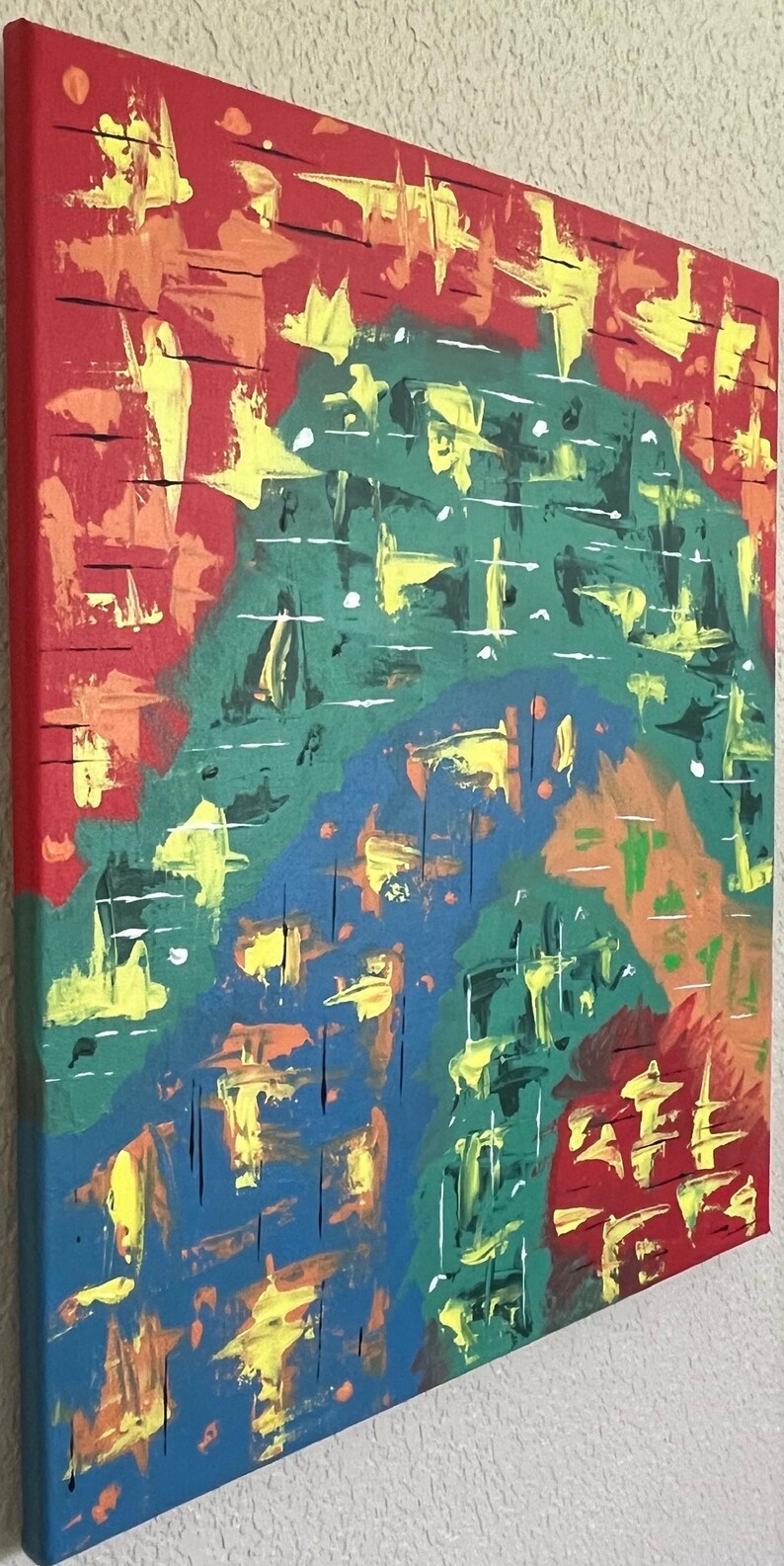 Puede incluir: Una pintura abstracta sobre un lienzo rectangular con una paleta de colores vibrantes en rojo, azul, verde y amarillo. La composici&oacute;n muestra pinceladas superpuestas, marcas de textura y finas l&iacute;neas horizontales negras sobre la superficie.