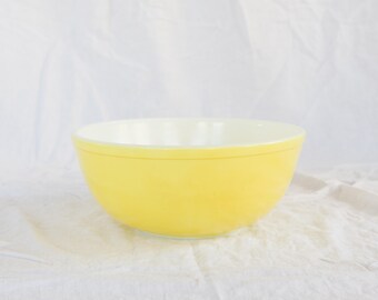 Pyrex bowl ~ Salad bowl ~ Mixing bowl ~ Yellow ~ Vintage ~ "Primary Colors"
