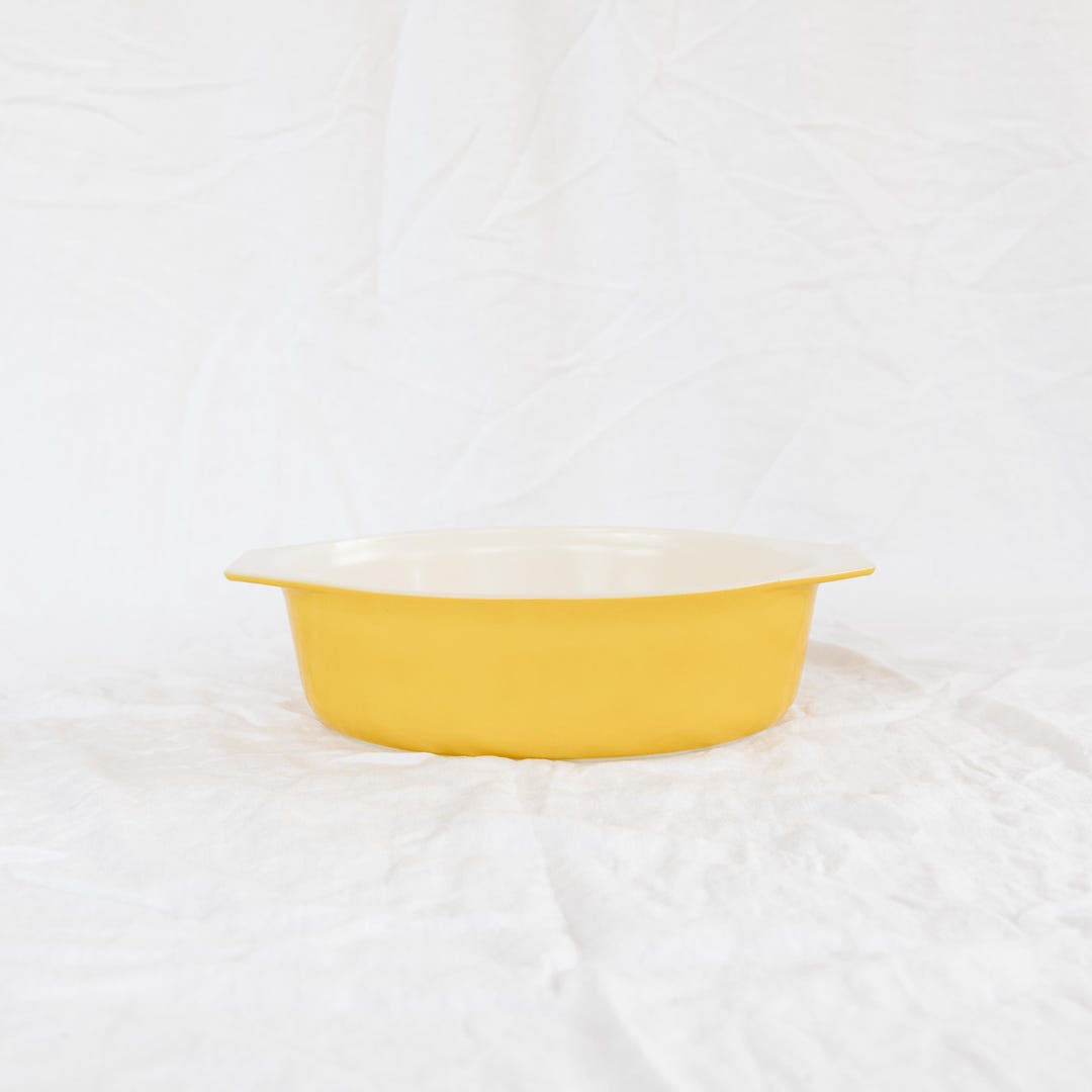 Yellow Pyrex Casserole Dishnull