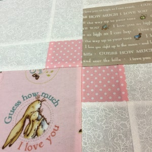 Wzór na kołdrę dla dzieci „To the Moon Guess How Much I Love You” autorstwa Ellen Abshier z Laugh Sew Quilt