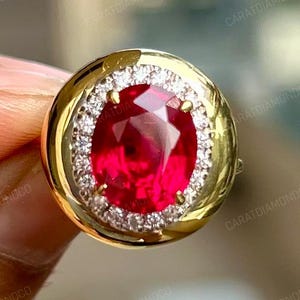 Könnte beinhalten: Ein Set aus drei Keramikbechern mit gesprenkelter, matter Oberfläche. Die Becher sind in Creme-, Hellgrau- und Dunkelgrautönen gehalten. Jeder Becher hat ein schlichtes, modernes Design und einen abgerundeten Henkel.