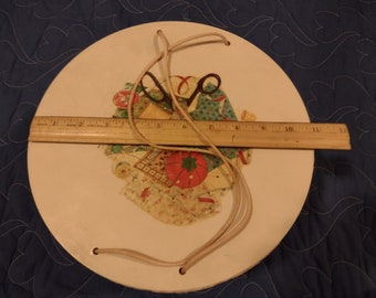 Wicker sewing basket Princess Algonquin Ill. 10.75" diameter. Sewing theme decoupage, cord handles, basket, spool rack in great condition.