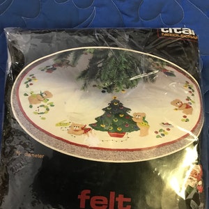 Christmas tree skirt kit felt Titan Needlecraft 36&quot; diameter, complete 1986