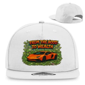 Può includere: Un cappellino snapback bianco con una stampa grafica di un'auto sportiva arancione circondata da banconote verdi. Il testo "FROM THE HOOD TO WEALTH" è stampato in lettere arancioni e gialle sopra l'auto. Il cappello ha una visiera piatta.