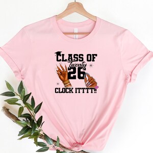 Camiseta de la promoción de 2026, camiseta de graduación "Clock It", regalo para graduados de 2026, atuendo de graduación a la moda.