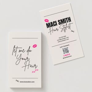 Puede incluir: Dos tarjetas de visita sobre un fondo blanco. Una tarjeta dice "Let me do your hair" con un gráfico de labios rosas. La otra tarjeta dice "Maci Smith Hair Stylist" con información de contacto y enlaces de redes sociales.