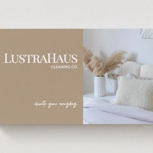 Może przedstawiać: Obraz z białym logo LUSTRAHAUS CLEANING CO. na beżowym tle, ze sloganem "elevate your everyday". Prawa strona przedstawia scenę sypialni z łóżkiem, poduszkami i wazonem z trawą pampasową.