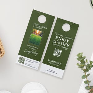 Könnte beinhalten: Zwei grüne Türanhänger von LUSTRAHAUS CLEANING CO. zeigen ein Logo mit einem Landschaftsbild und dem Wort "Simplicity". Ein Anhänger bietet 35% Rabatt für Neukunden. QR-Codes und Kontaktinformationen sind enthalten.