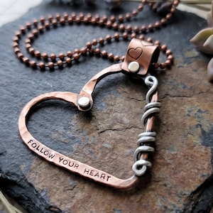 Collana con cuore in rame inciso a mano: gioiello personalizzato in metalli misti