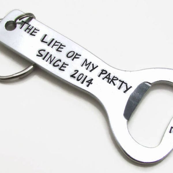 Gepersonaliseerde flesopener-sleutelhanger, handgestempeld aluminium, jubileumcadeau