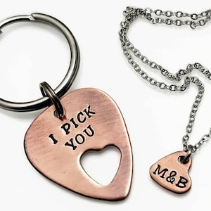Conjunto de chaveiro e colar de palheta de guitarra personalizado para casais, conjunto de casais combinando, presente de 7º aniversário com carimbo manual &quot;Eu escolho você&quot;