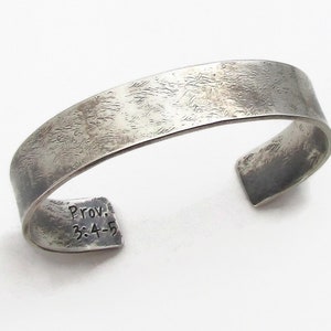 Puede incluir: Pulsera de plata con acabado texturizado y una inscripci&oacute;n que dice "Prov. 3:4-5".