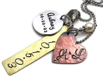Collar personalizado para mamá: discos con nombre grabados a mano, corazón de cobre, rectángulo de latón.