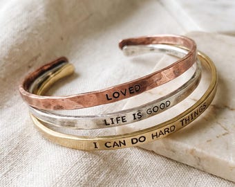 Personalisierte Stapelarmbänder, handgestempeltes rustikales Metall