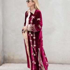 Handgjord sammet Suzani broderad lång kimono Boho Suzani lång statementjacka jacka etnisk ytterkläder present till henne Duster kappa