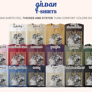 Pu&ograve; includere: Una collezione di magliette Gildan in vari colori, tra cui bianco, nero e blu navy. Ogni maglietta presenta la scritta "BEST DAD EVER" con una foto di una persona e due bambini. Le magliette sono disponibili in una gamma di colori.