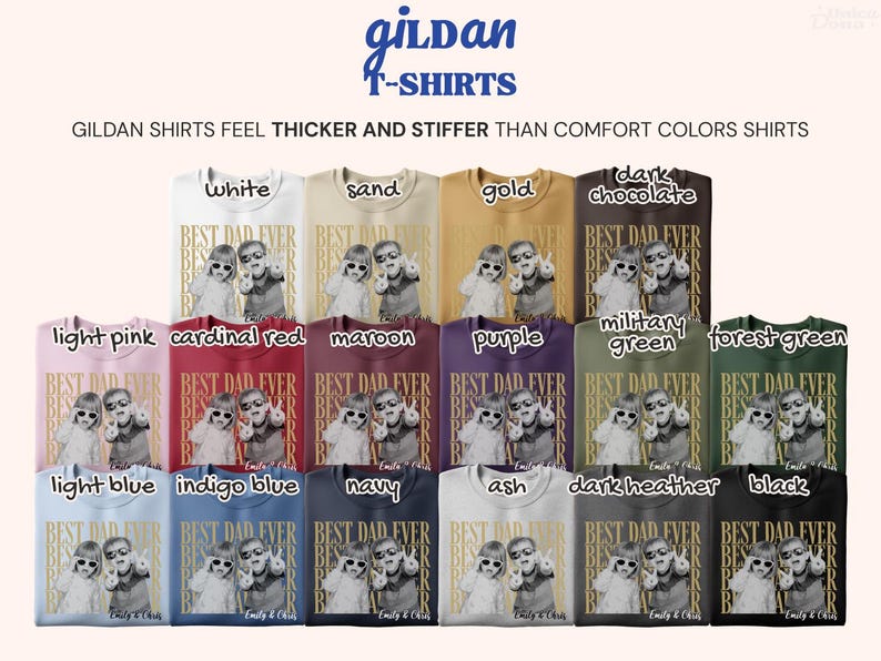 Pu&ograve; includere: Una collezione di magliette Gildan in vari colori, tra cui bianco, nero e blu navy. Ogni maglietta presenta la scritta "BEST DAD EVER" con una foto di una persona e due bambini. Le magliette sono disponibili in una gamma di colori.
