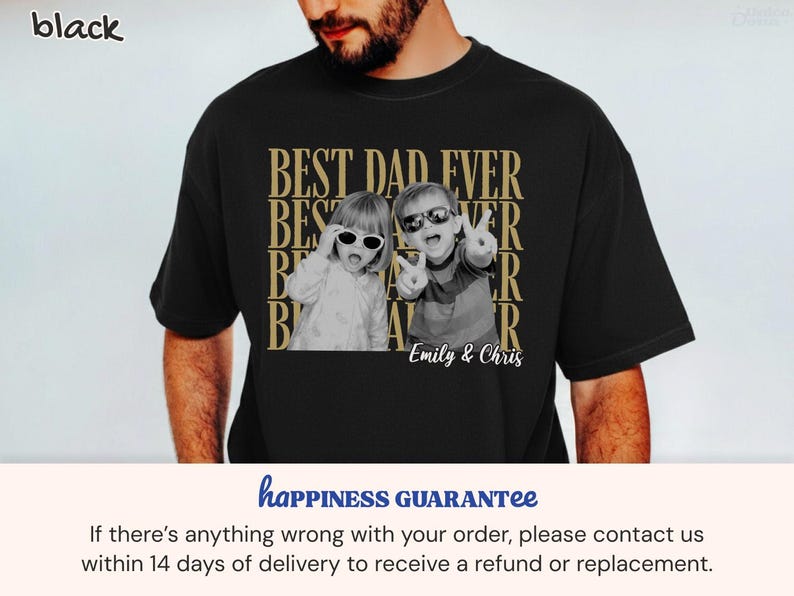 Pu&ograve; includere: T-shirt nera con grafica dorata che recita "BEST DAD EVER" e presenta una foto in bianco e nero di due bambini con occhiali da sole. I nomi "Emily & Chris" sono stampati sotto.