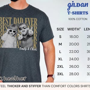 Pu&ograve; includere: T-shirt grigio scuro con la scritta "BEST DAD EVER" e una foto in bianco e nero di due bambini con occhiali da sole. La maglietta include anche i nomi "Emily & Chris".