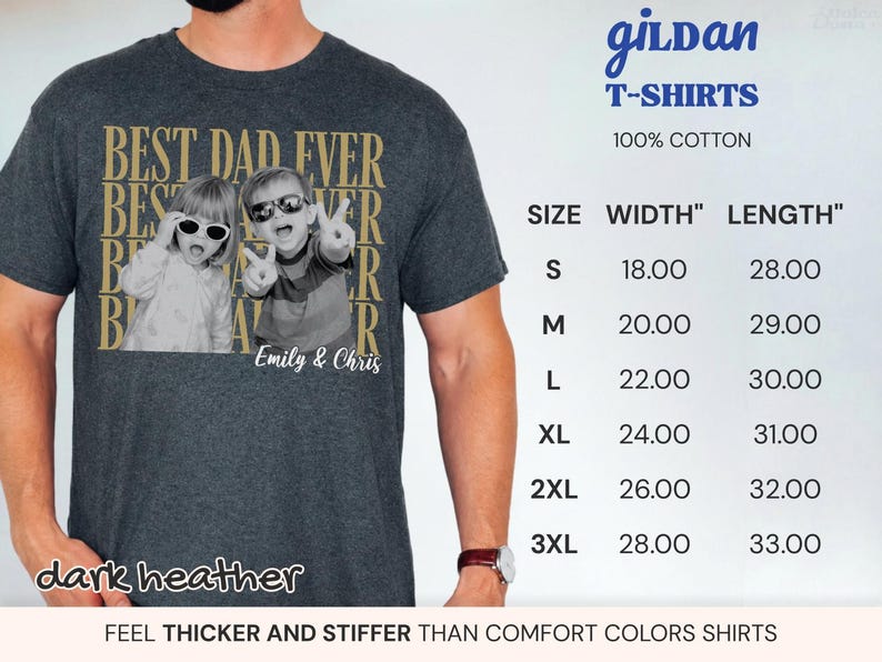 Pu&ograve; includere: T-shirt grigio scuro con la scritta "BEST DAD EVER" e una foto in bianco e nero di due bambini con occhiali da sole. La maglietta include anche i nomi "Emily & Chris".