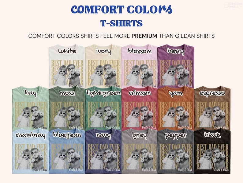 Pu&ograve; includere: Una collezione di magliette Comfort Colors in vari colori, tra cui bianco, avorio e nero. Ogni maglietta presenta la scritta "BEST DAD EVER" e una foto di un padre e un figlio. Le magliette sono disposte in file.