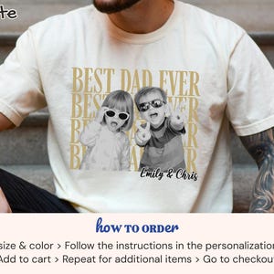 Pu&ograve; includere: T-shirt bianca con la scritta dorata "BEST DAD EVER". La maglietta presenta una foto in bianco e nero di due bambini con occhiali da sole. I nomi "Emily & Chris" sono stampati sotto.