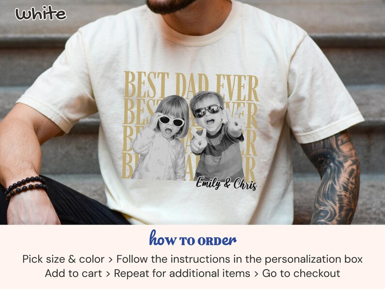 Pu&ograve; includere: T-shirt bianca con la scritta dorata "BEST DAD EVER". La maglietta presenta una foto in bianco e nero di due bambini con occhiali da sole. I nomi "Emily & Chris" sono stampati sotto.
