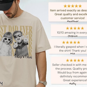 Pu&ograve; includere: T-shirt color avorio con la scritta "BEST DAD EVER" in un motivo ripetuto. La maglietta presenta una foto in bianco e nero di due bambini con occhiali da sole. Il testo "Emily & Chris" &egrave; sotto.