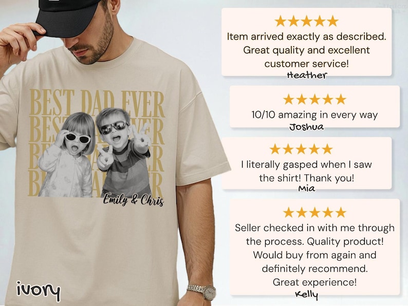 Pu&ograve; includere: T-shirt color avorio con la scritta "BEST DAD EVER" in un motivo ripetuto. La maglietta presenta una foto in bianco e nero di due bambini con occhiali da sole. Il testo "Emily & Chris" &egrave; sotto.