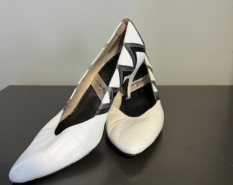 Zapatos de tacón bajo con punta puntiaguda de piel con estampado de chevrón en zigzag en blanco y negro de la marca Vintage Impo.