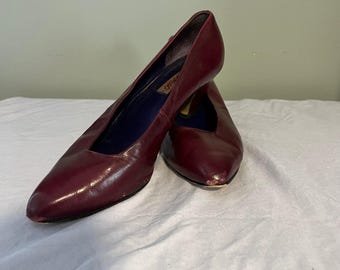 Zapatos de tacón bajo de punta roja burdeos estilo 9 West Vintage, talla 8.5 M, estilo sofisticado para la oficina.