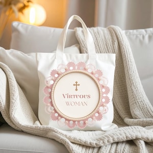 Puede incluir: Un juego de tres tazas de cerámica con acabado mate moteado. Las tazas son de color crema, gris claro y gris oscuro. Cada taza tiene un diseño simple y minimalista, ideal para café o té.