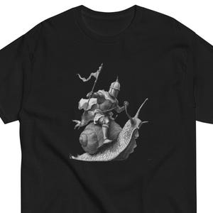 Camiseta Cavaleiro Montando Caracol, Camiseta Medieval Fantástica com Humor, Camiseta com Estampa Absurda