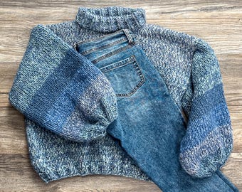 Maglione lavorato a mano · Blu oceano sfumato / Pullover in misto alpaca e seta / Prodotto in Svezia