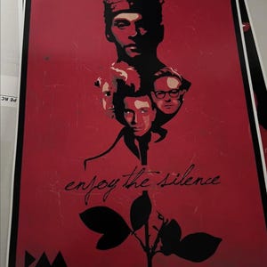 Può includere: Poster rosso con un'illustrazione in bianco e nero di una figura incoronata e altri volti. Il testo in corsivo recita "enjoy the silence". Una grafica di rosa nera è nella parte inferiore del poster.