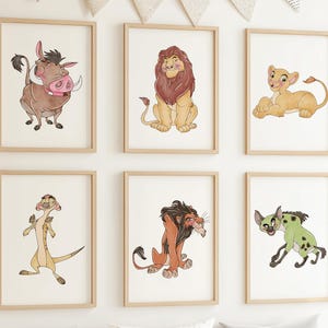 Könnte beinhalten: Sechs gerahmte Kunstdrucke mit Zeichentrickfiguren aus Der König der Löwen. Die Figuren sind Pumbaa, Simba, Nala, Timon, Scar und eine Hyäne. Die Drucke sind in Holzrahmen und werden an einer weißen Wand ausgestellt.