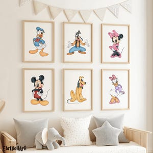 Könnte beinhalten: Sechs gerahmte Drucke mit Disney-Figuren. Donald Duck in einem blauen Matrosenanzug, Goofy in einem orangefarbenen Hemd und blauen Hosen und Minnie Mouse in einem rosa Kleid. Micky Maus, Pluto und Daisy Duck in einem lila Kleid.