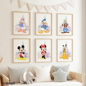 Könnte beinhalten: Sechs gerahmte Aquarelldrucke mit Disney-Figuren: Daisy Duck, Donald Duck, Goofy, Mickey Mouse, Minnie Mouse und Pluto. Jede Figur ist vor einem Schloss dargestellt, mit einem hellen Holzrahmen und weißem Hintergrund.