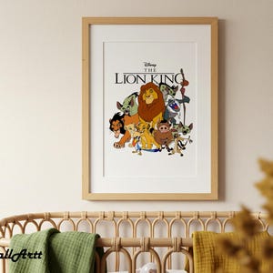 Puede incluir: Impresión enmarcada con personajes de "El Rey León" de Disney. La obra presenta a Simba, Mufasa, Timón, Pumba y otros personajes. El título "The Lion King" está en texto negro. El marco es de color marrón claro.