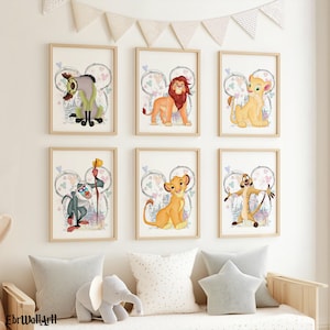 Puede incluir: Seis impresiones artísticas enmarcadas con personajes de El Rey León. Cada impresión tiene un marco de madera clara y representa un personaje diferente, incluyendo a Simba, Timón y Pumba, sobre un fondo con forma de Mickey Mouse y colores pastel.