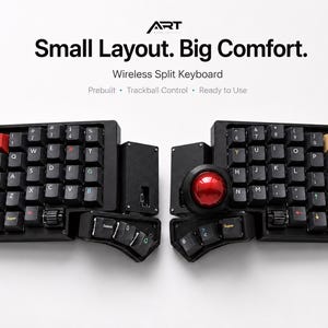 Op de afbeelding: Een zwart draadloos gesplitst toetsenbord met trackball-bediening, zwarte toetsen met witte letters, een rode escape-toets en een beige toets. De tekst luidt: ART, Small Layout. Big Comfort. Wireless Split Keyboard, Prebuilt, Trackball Control, Ready to Use.