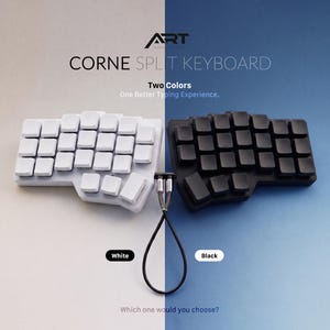 Könnte beinhalten: Eine geteilte Tastatur in Weiß und Schwarz, verbunden durch ein Kabel. Die weiße Tastatur befindet sich auf einem hellen Hintergrund, die schwarze Tastatur auf blauem Hintergrund. Text lautet "CORNE SPLIT KEYBOARD" und "Two Colors. One Better Typing Experience."