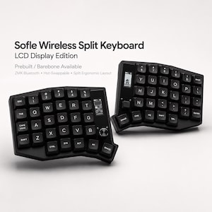 Peut inclure: Un clavier séparé sans fil Sofle Wireless Split Keyboard LCD Display Edition noir avec une disposition ergonomique. Il comprend des touches noires avec des lettres blanches, un petit écran LCD sur chaque moitié et un bouton rotatif à gauche.