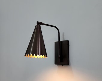 Vintage-Style Brass Wall Lamp with Enduring Elegance