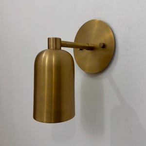 Applique murale conique en laiton, lampe artisanale de style milieu du siècle