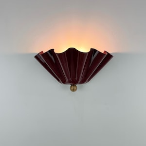 Messing wandkandelaar met halve bloemen in wijnrood – Handgemaakte wandlamp met bloemen